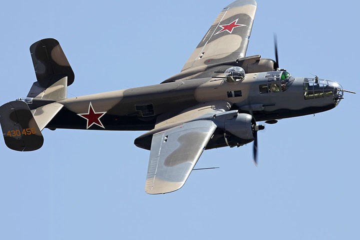 Hệ thống súng máy gắn trên máy bay ném bom B-25J của Mỹ